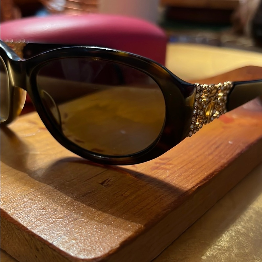 Elegant Tortoise Shell Sunglasses with Gold Accents